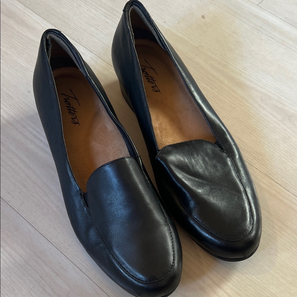 Trotters Women's Classic Black Flats
